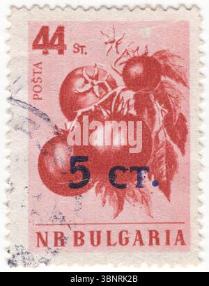 BULGARIEN — 1. Januar 1962: 5 stotinki auf 44 stotinki Karmin und violette Briefmarke mit Tomaten. Die Tomate ist die essbare Beere der Pflanze Solanum lycopersicum, auch bekannt als Tomatenpflanze. Die Art stammt aus dem westlichen Südamerika, Mexiko und Mittelamerika. Aus dem mexikanischen Nahuatl-Wort Tomate entstand das spanische Wort Tomate, aus dem sich das englische Wort Tomate ableitet. Ihre Domestikation und Verwendung als angebautes Nahrungsmittel könnte ihren Ursprung in den indigenen Völkern Mexikos haben Stockfoto
