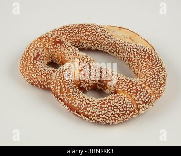 Verdrehtes Brot mit weißen Sesamsamen bestreut isolierter Natur Hintergrund mit Schneidepfad Stockfoto