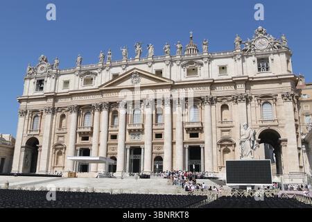 Menschenmassen laufen durch die heiligen Pforten (Porta Santa) der päpstlichen Basilika St. Peter im Vatikan (Petersdom). Die Türen werden nur alle 25 Jahre im Rahmen des Jubiläums in Rom geöffnet. Stockfoto