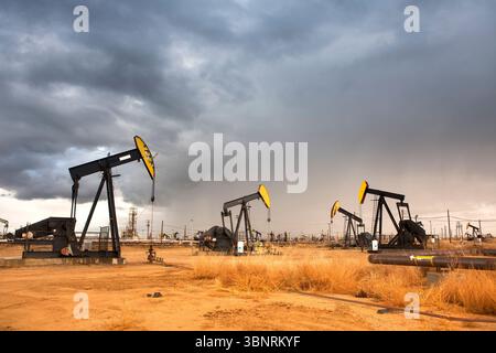Nickend Esel Pumpen Rohöl aus dem Boden auf einem Ölfeld. Stockfoto