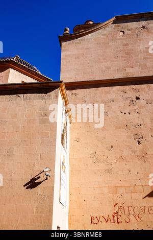 Mauern der Kirche in der Altstadt von Alicante Stockfoto