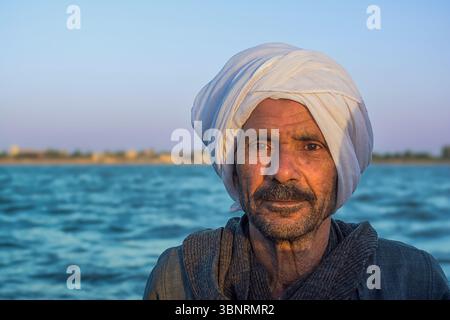 Älterer ägyptischer Mann im Weißen Turban am Nil Stockfoto