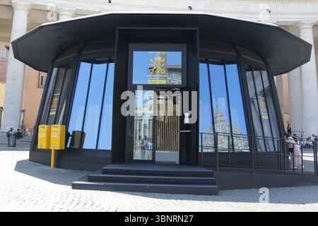 Das neue mobile Postamt des Vatikans auf dem Petersplatz. Stockfoto