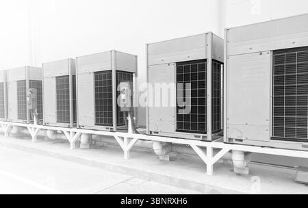 Große Kompressoreinheiten für industrielle Klimaanlagen, die im Außenbereich für Kühlsysteme für gewerbliche Gebäude installiert werden Stockfoto