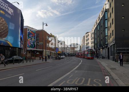 Vereinigtes Königreich, London, 09. Juli 2025. Typische Londoner Straßenszene mit roten Doppeldeckerbussen, Fußgängern und einer Mischung aus modernen und älteren Gebäuden in Stockfoto