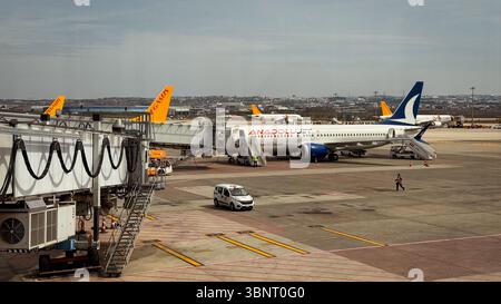 Zahlreiche Flugzeuge parken am Flughafen Istanbul, die Passagiere bereiten sich an klaren Tagen auf das Einsteigen im Terminal vor. Stockfoto