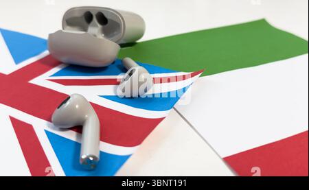 Kopfhörer auf dem Hintergrund der Flagge Großbritanniens Stockfoto