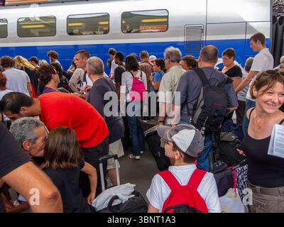Paris, Frankreich, Große Menschenmengen, Familien, Touristen, Abfahrt im Urlaub, TGV-Bahnhof, Bahnsteig Stockfoto