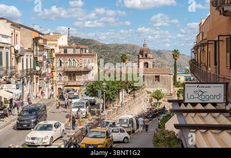 Taormina, Sizilien, Italien - 3. Oktober 2023: Panoramablick auf die Stadt Taormina mit der Kirche San Pancrazio im Hintergrund. Stockfoto