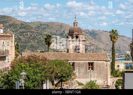 Blick auf die Kirche San Pancrazio im Zentrum von Taormina, Provinz Messina, Sizilien, Italien Stockfoto