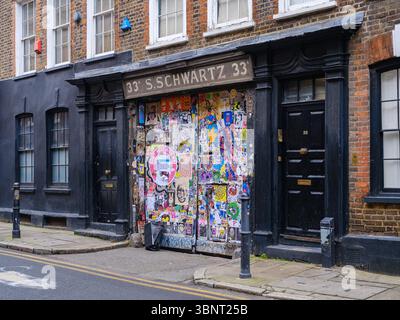 Vereinigtes Königreich, London, 14. Juli 2025. Blick auf den berühmten Graffiti-überdachten Eingang von 33 S. Schwartz in Shoreditch, East London Stockfoto