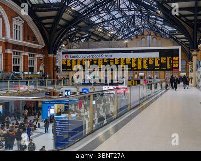 Vereinigtes Königreich, London, 14. Juli 2025. Innenraum der Londoner Liverpool Street Station mit geschäftigen Pendlern, digitalen Abfahrtstafeln und viktorianischer Dachstraße Stockfoto