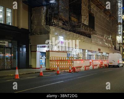 Vereinigtes Königreich, London, 14. Juli 2025. Tesco Express-Geschäft unter Gerüsten während nächtlicher Straßenbauarbeiten im Zentrum von London Stockfoto