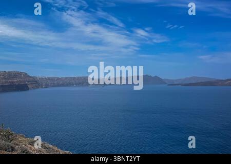 Endloses blaues Meer und Blick auf die nahe gelegenen Inseln in der Nähe von Santorin Stockfoto