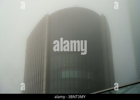Vereinigtes Königreich, London, 14. Juli 2025. Die Spitze des Gherkin-Gebäudes (30 St. Mary Axe) verschwindet im Nebel im Herzen von London Stockfoto
