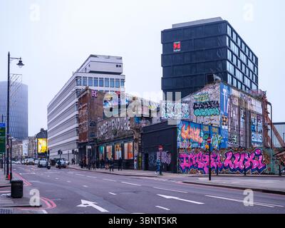 Vereinigtes Königreich, London, 13. Juli 2025. Farbenfrohe, mit Graffiti bedeckte Gebäude in Shoreditch an einem ruhigen Morgen, die Londons pulsierende Street-Art-CUL zeigen Stockfoto