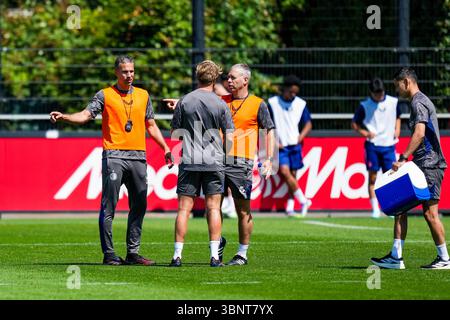 Rotterdam - Feyenoord-Trainer Robin van Persie, Feyenoord-Assistenztrainer Rene Hake während der Ausbildung von Feyenoord zur Vorbereitung der Saison 2025/2026. Das Training findet am 4. Juli 2025 im Trainingskomplex 1908 in Rotterdam, Niederlande, statt. (VK Sportphoto/Yannick Verhoeven) Stockfoto