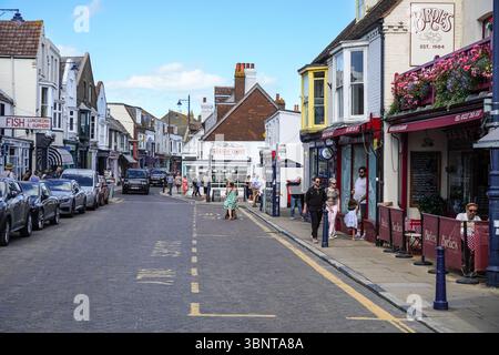 Geschäfte und Restaurants in der Harbour Street in Whitstable, Kent, England Großbritannien Stockfoto