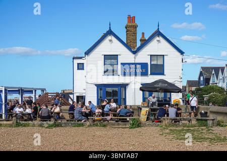 Leute, die vor dem Old Neptune Pub in Whitstable, Kent, England, Großbritannien, sitzen Stockfoto