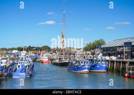 Fischerboote liegen im Whitstable Harbour, Whitstable, Kent, England Vereinigtes Königreich Großbritannien Stockfoto