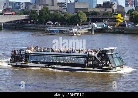 Kreuzfahrt-Boot auf der Themse, London England Vereinigtes Königreich UK Stockfoto