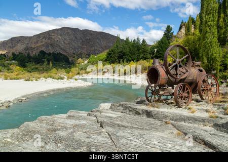 Eine alte Dampfmaschine aus dem Goldrausch auf dem Shotover River in der Nähe von Arthurs Point, Queenstown, Otago, Südinsel, Neuseeland Stockfoto