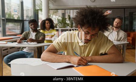 University Tyrann High School Mobbing College Vorlesungsstunde verärgert Afroamerikaner männlicher Mann Junge Schüler leiden unter Spott lachenden Klassenkameraden Stockfoto