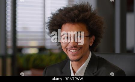 Nahaufnahme Gesicht lächelnd sorglos fröhlich positiv afroamerikanischer Mann Geschäft männlicher Kerl Geschäftsmann Manager Arbeitgeber Unternehmer Banker Händler Stockfoto