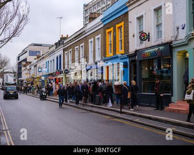 London, Großbritannien, 16. Dezember 2024. Die Menschenmassen schlendern entlang der lebhaften Portobello Road, die von farbenfrohen Fassaden, Boutiquen und Cafés gesäumt ist Stockfoto