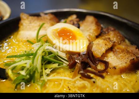 Nahaufnahme japanischer Ramen mit weichgekochtem Ei, Chashu-Schweinefleisch und Gemüse Stockfoto
