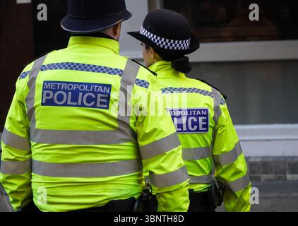 Polizeipatrouille in London, England, Großbritannien Stockfoto