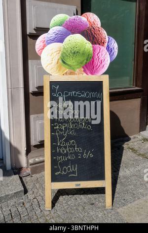 Café-Schild mit Tafel in Plock Polen Stockfoto