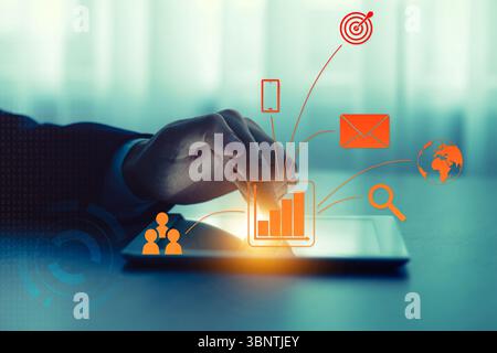 Digitales Marketing. Geschäftsmann, der einen Tablet-Computer am Tisch benutzt, Nahaufnahme. Symbole werden aus dem Gerät ausgegeben Stockfoto