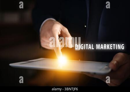 Digitales Marketing. Geschäftsmann mit Tablet-Computer, Nahaufnahme Stockfoto