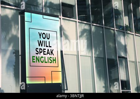 Sie sprechen englischen Text auf der Werbetafel in der Stadt. Sprachkurs Stockfoto