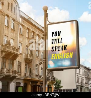 Sie sprechen englischen Text auf der Werbetafel in der Stadt. Sprachkurs Stockfoto