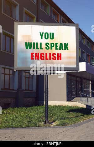 Sie sprechen englischen Text auf der Werbetafel in der Stadt. Sprachkurs Stockfoto