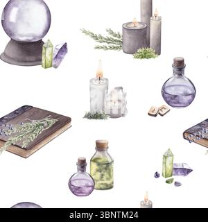 Nahtloses Aquarellmuster mit magischen Gegenständen. Kristallkugel, Kerzen, Tränke, Kristalle, Runen und Kräuter. Handgezeichnete Abbildung. Für Design drucken Stockfoto