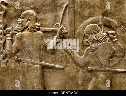 Neo-assyrisches Steinrelief zeigt Soldaten mit einem Kriegswagen, Herrschaft von König Sargon II. 721–705 v. Chr. Palast Chorsabad alte Dur Sharrukin Irak Stockfoto