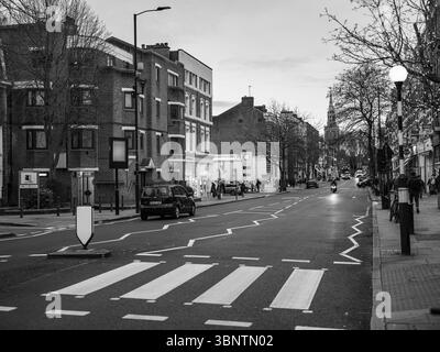 London, Großbritannien, 16. Dezember 2024. Wohnstraße in Camden mit Straßenmarkierungen und viktorianischer Architektur an einem ruhigen Winternachmittag Stockfoto