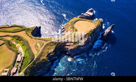Azoren, Portugal. Fantastische malerische Orte auf der Insel Sao Miguel. Panorama der Drohne von miradouro do Cintrao mit beeindruckenden zerklüfteten Felsen und Ozean Stockfoto