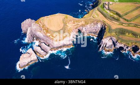Azoren, Portugal. Fantastische malerische Orte auf der Insel Sao Miguel. Panorama der Drohne von miradouro do Cintrao mit beeindruckenden zerklüfteten Felsen und Ozean Stockfoto