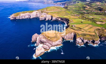 Azoren, Portugal. Fantastische malerische Orte auf der Insel Sao Miguel. Luftdrohnen-Panorama von miradouro do Cintrao mit beeindruckenden zerklüfteten Felsen und Ozean, Nort Stockfoto