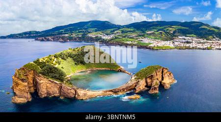 Insel Sao Miguel, Azzore. Blick aus der Vogelperspektive auf Vila Franca do Campo und die atemberaubende vulkanische Insel mit perfekter runder Form. Portugal ist ein muss - Besuchen Sie den Ort Stockfoto