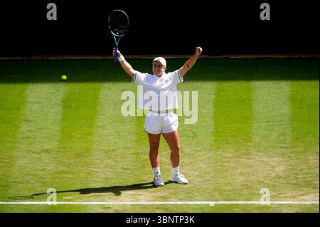 Sonay Kartal feiert den Sieg über Diane Parry am fünften Tag der Wimbledon Championships 2025 im All England Lawn Tennis and Croquet Club in London. Bilddatum: Freitag, 4. Juli 2025. Stockfoto