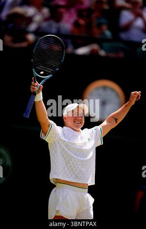 Sonay Kartal feiert den Sieg über Diane Parry am fünften Tag der Wimbledon Championships 2025 im All England Lawn Tennis and Croquet Club in London. Bilddatum: Freitag, 4. Juli 2025. Stockfoto