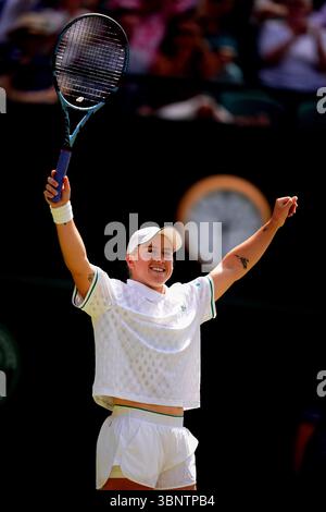 Sonay Kartal feiert den Sieg über Diane Parry am fünften Tag der Wimbledon Championships 2025 im All England Lawn Tennis and Croquet Club in London. Bilddatum: Freitag, 4. Juli 2025. Stockfoto