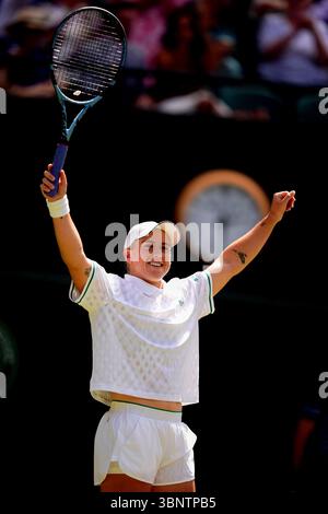Sonay Kartal feiert den Sieg über Diane Parry am fünften Tag der Wimbledon Championships 2025 im All England Lawn Tennis and Croquet Club in London. Bilddatum: Freitag, 4. Juli 2025. Stockfoto