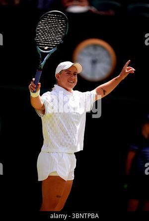 Sonay Kartal feiert den Sieg über Diane Parry am fünften Tag der Wimbledon Championships 2025 im All England Lawn Tennis and Croquet Club in London. Bilddatum: Freitag, 4. Juli 2025. Stockfoto
