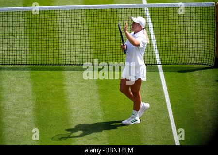Sonay Kartal feiert den Sieg über Diane Parry am fünften Tag der Wimbledon Championships 2025 im All England Lawn Tennis and Croquet Club in London. Bilddatum: Freitag, 4. Juli 2025. Stockfoto